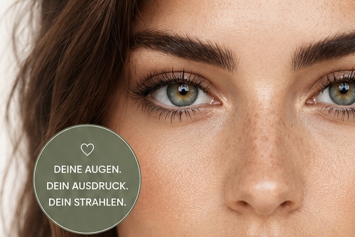 Nahaufnahme eines Gesichts mit ausdrucksstarken Augen, langen Wimpern und natürlicher Haut mit Sommersprossen.
