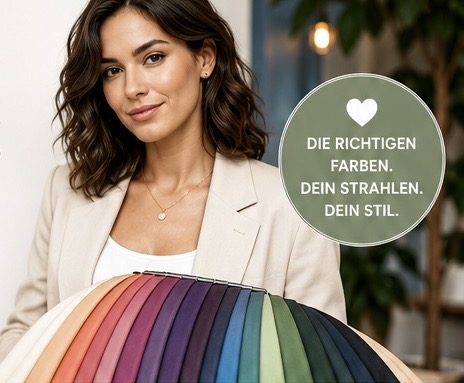 Frau mit Farbpalette verschiedener Stofffarben zur Farbberatung. Übersicht passender Farbtöne für einen harmonischen und individuellen Stil.