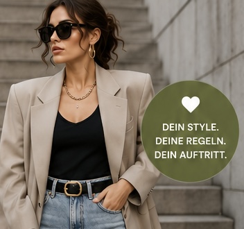Frau mit Sonnenbrille, beigem Blazer und Jeans im modernen Casual-Chic-Look. Elegantes Outfit mit selbstbewusster Ausstrahlung.