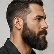 Seitenprofil eines Mannes mit modernem Kurzhaarschnitt und gepflegtem Vollbart. Klare Bartkonturen und maskuliner Herrenlook.
