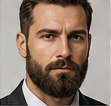 Porträt eines Mannes im Business-Outfit mit gepflegtem Kurzhaarschnitt und akkurat getrimmtem Vollbart.

